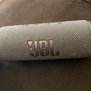 Jbl flip 6 Speaker the color is grey